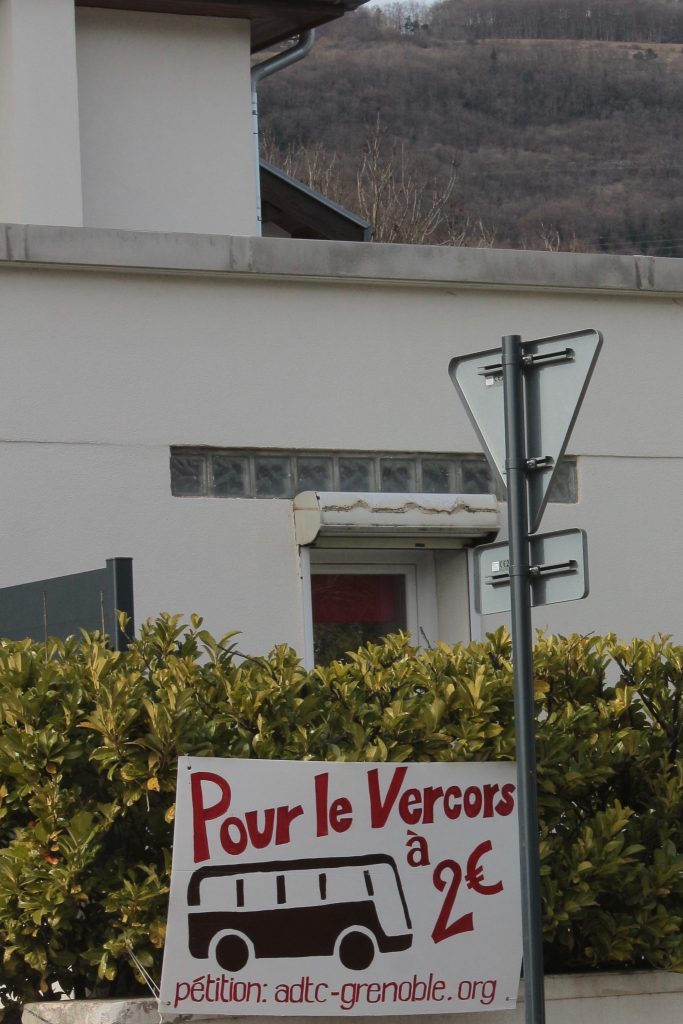 Pancarte pour les cars entre Grenoble et le Vercors à 2 €